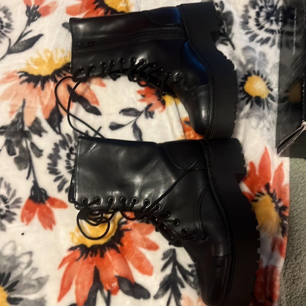 Boots - Picture 6 of 10